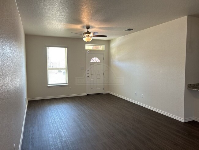 Foto del edificio - **2-Weeks Free Rent**5217 Rose Garden Loop...