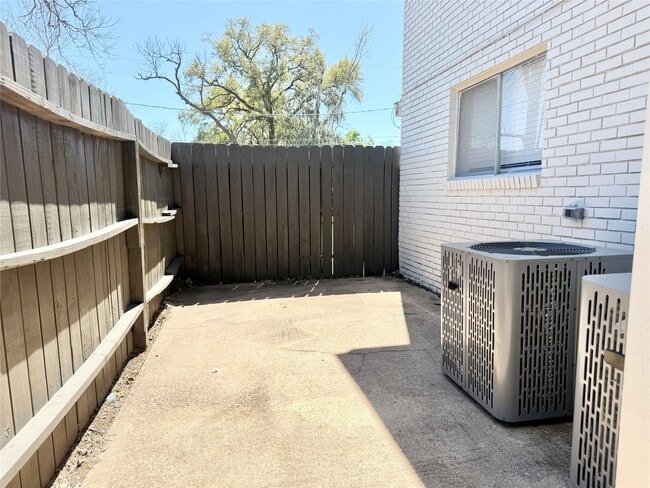 Foto del edificio - 500 Willow Dr