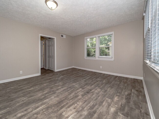 Foto del edificio - WELCOME TO THIS NEWLY RENOVATED 2 BEDROOM ...