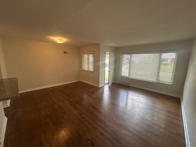 Building Photo - 1122 Selma Ave
