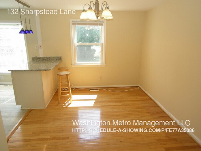 Building Photo - Beautifully Updated Townhome
