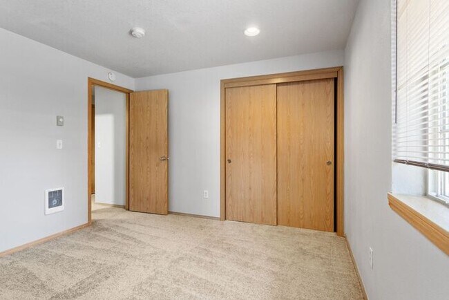 Foto del edificio - Large 2 bed 1.5bath townhouse