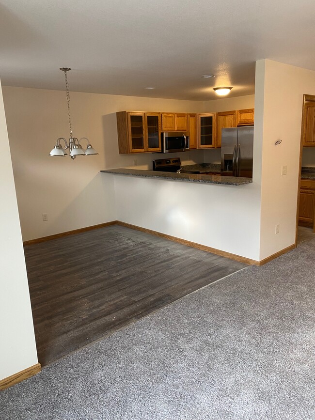 dining area near front door - 950 W Wilson St