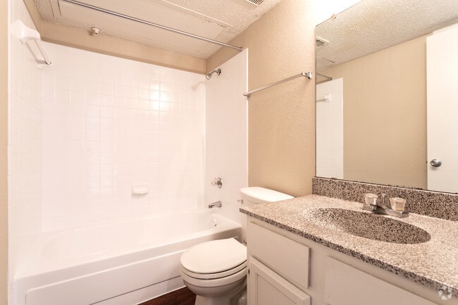 2BR,2BA - 902SF B4 - BATHROOM - Buena Vista Apartments