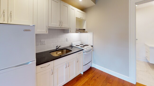 Building Photo - 873 Beacon St
