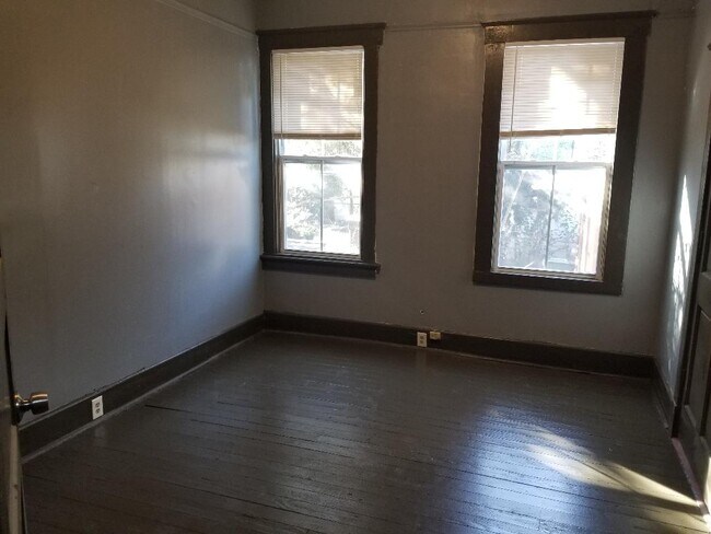 Building Photo - 617 W 42nd St