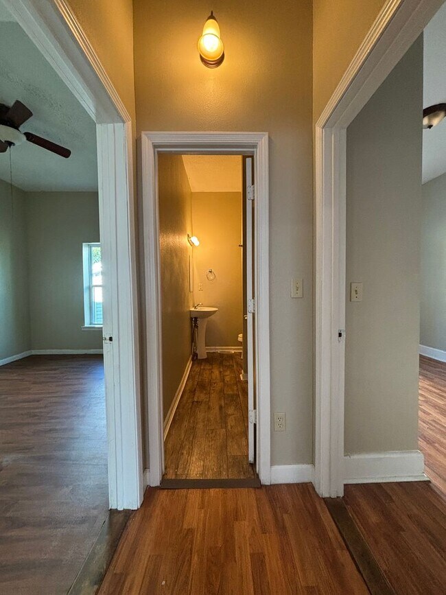 Building Photo - Spacious clean 5 bedroom 2 full bath home ...