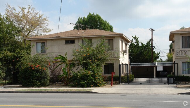 Foto del edificio - 6100 Woodman Ave