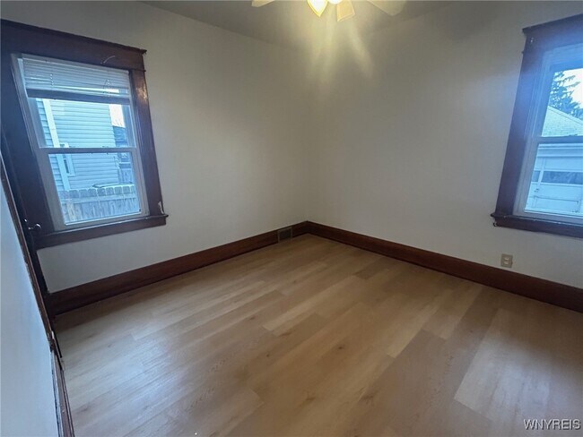 Building Photo - 528 Ontario St