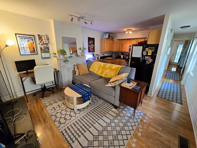 Building Photo - Cozy 1BR w/ Updated Kitchen, A/C Private Yard