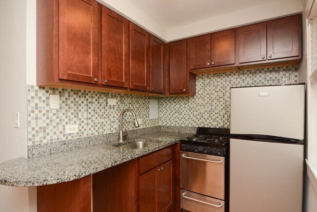Foto del edificio - 696-696 Elm Pl