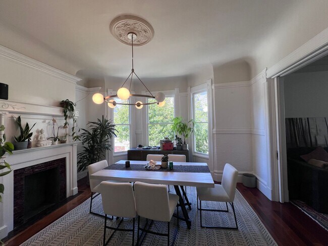 Building Photo - Epic REA - Beautiful 3BRs+1BA in the Duboc...