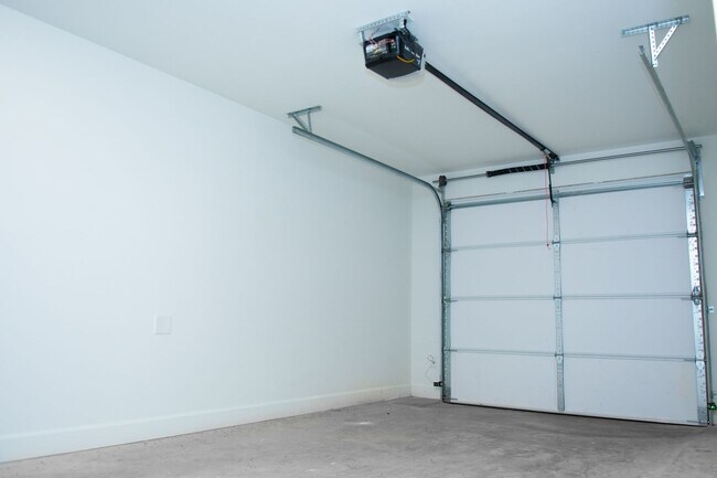Foto del edificio - New 3 Bedroom / 2.5 Bathroom Townhome in D...
