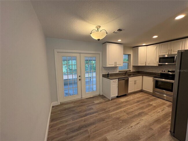Foto del edificio - 5825 Lullaby Ln
