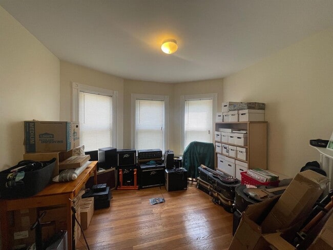 Building Photo - 119 Museum St