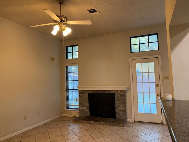 Foto del edificio - 14323 Arborcrest St