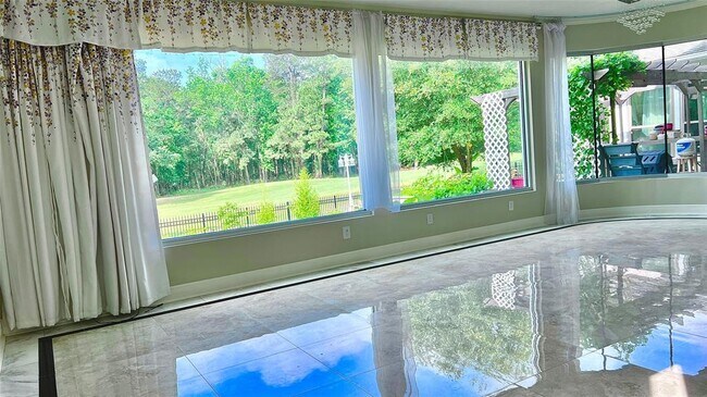 Building Photo - 2820 South Cotswold Manor Drive