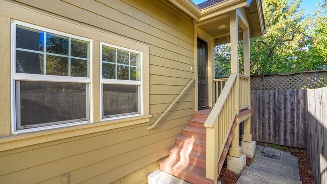 Building Photo - Studio Downtown Petaluma w/1 Car Garage an...