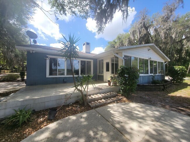 Foto del edificio - Little Lake Weir Waterfront FENCED 3BR/2BA on 6 Acres with Horse Barn, Private Boat Ramp & Dock