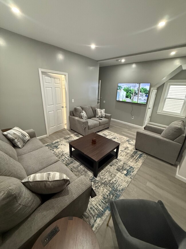 Building Photo - 72 Seymour Ave