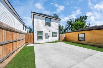 Building Photo - 8125 Laura Koppe Rd