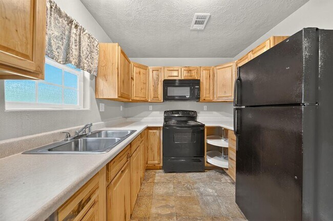 Building Photo - 422 Pimmit Hill Run