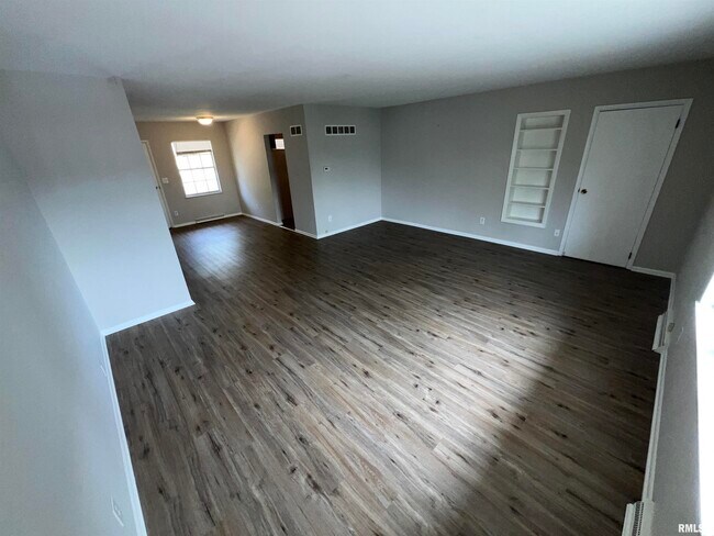 Building Photo - 745 E Shore Dr