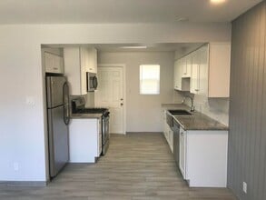 Building Photo - 516 E Huntington Dr