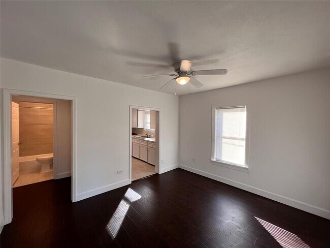 Building Photo - 2402 Caplin St