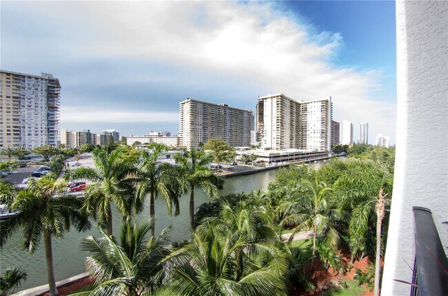 Foto del edificio - 17150 N Bay Rd