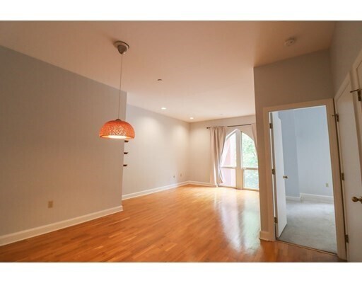 Building Photo - 4 Clarendon St