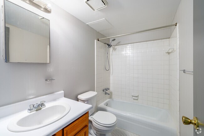 2 habitaciones, 1 baño - 850 pies cuadrados - Baño - Garden Court Apartments