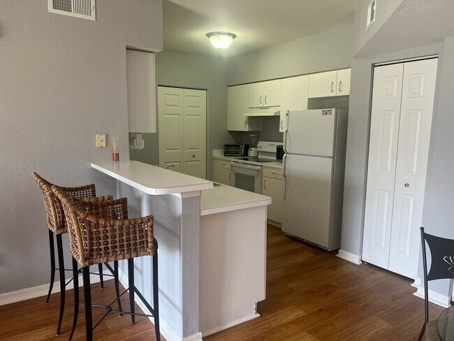 Building Photo - ***VERY REASONABLE RATE***FULLY FURNISHED  ***LOVELY FURNISHED 2 BED/2 BATH***GROUND FLOOR**SEASO...
