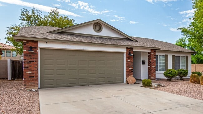 Building Photo - 3 Bedroom / 2 Bath Farmhouse Charmer in Sa...