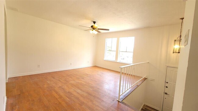 Building Photo - 3418 Meadowview Dr