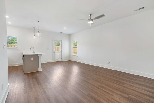 Building Photo - 3 bedroom, 2.5 bathroom, 1 car garage!
