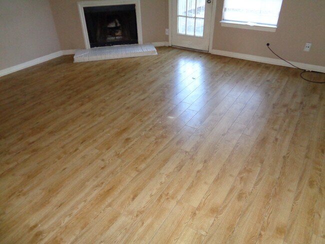 Building Photo - 518 Creekwood Cir S, Southaven, MS
