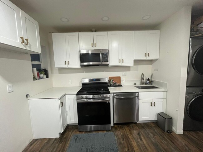 Foto del edificio - 6529 Woodlake Ave