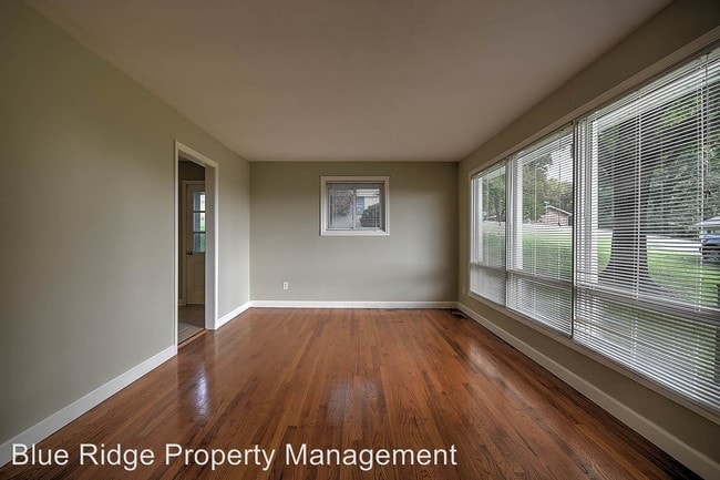 Building Photo - 908 Lane Dr