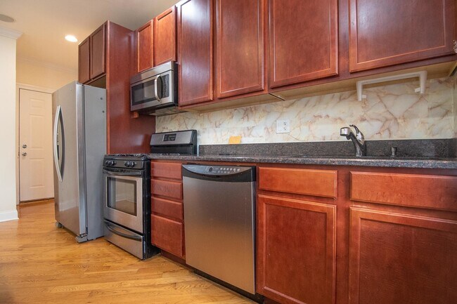 Building Photo - 2034 W Arthur Ave