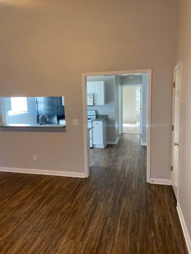 Building Photo - Beautiful 3 Bedroom 3 Bath