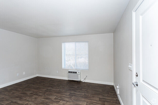 1BR, 1BA - 600SF - Living Room - Holladay On Ninth