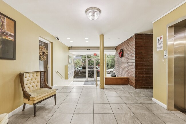 Foto del edificio - 500 Thayer Ave