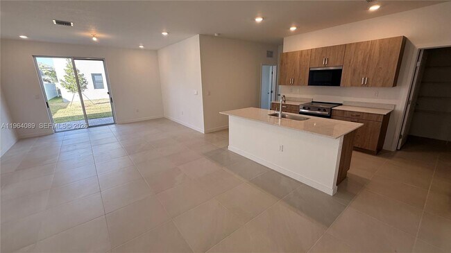 Foto del edificio - 1535 SE 7th Ct