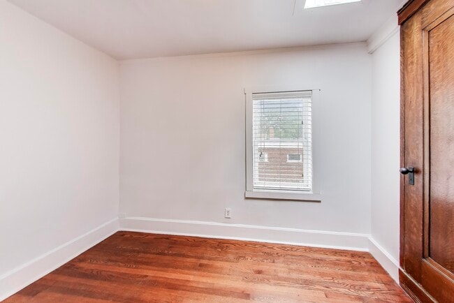 Building Photo - 1424 Lake St