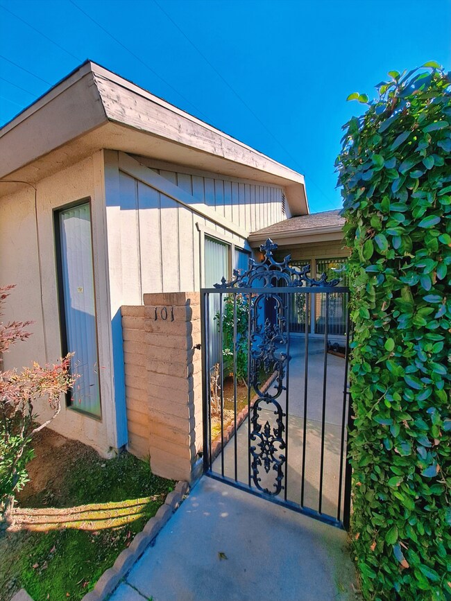 Foto del edificio - 4593 N Emerson Ave