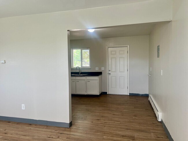 Building Photo - 2Bedroom 1Bathroom Top Floor Corner Unit in Westminster