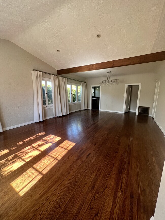 Building Photo - 6329 Drexel Ave
