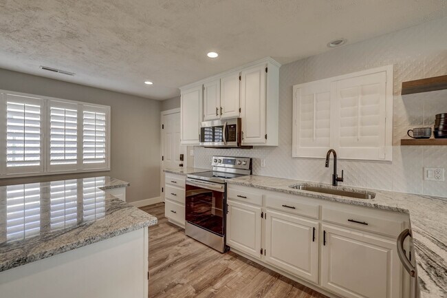 Building Photo - 660 S 400 E