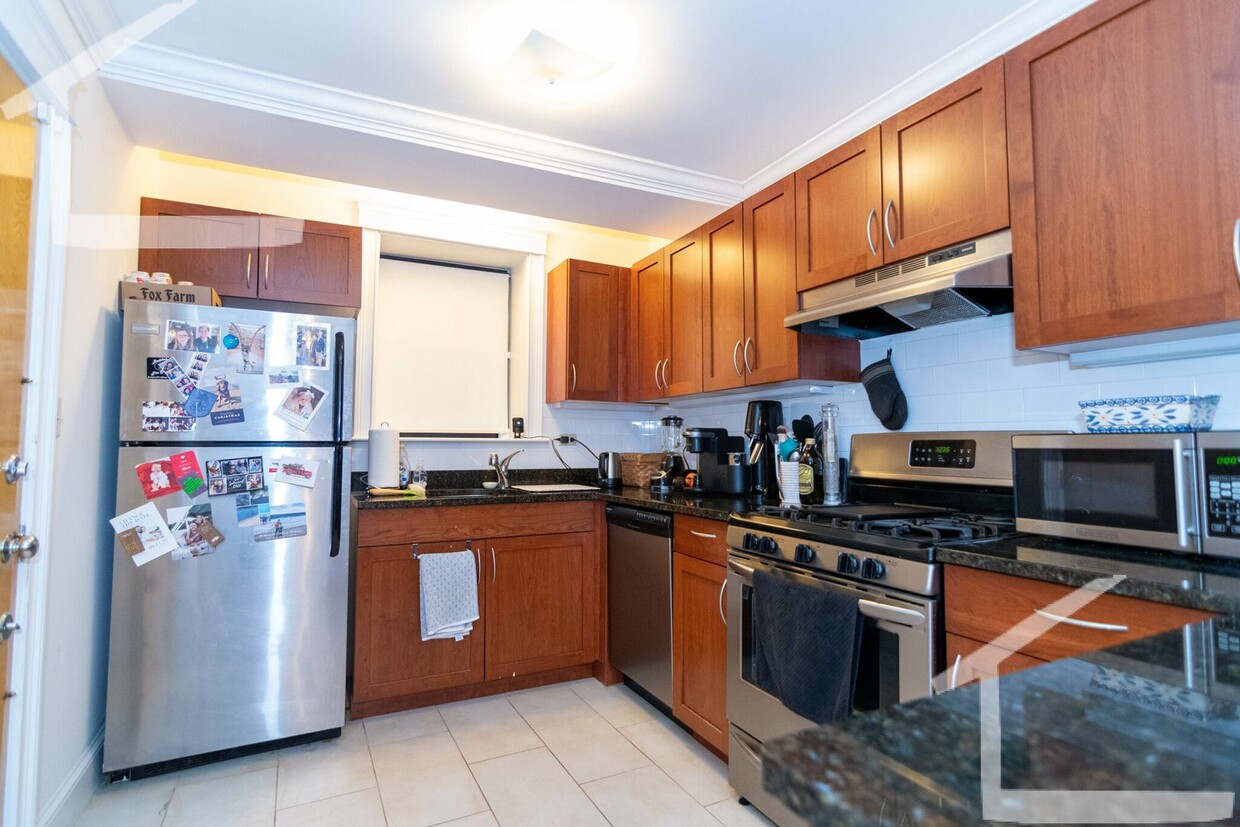 Primary Photo - Nicely renovated 1 bed unit located near t...